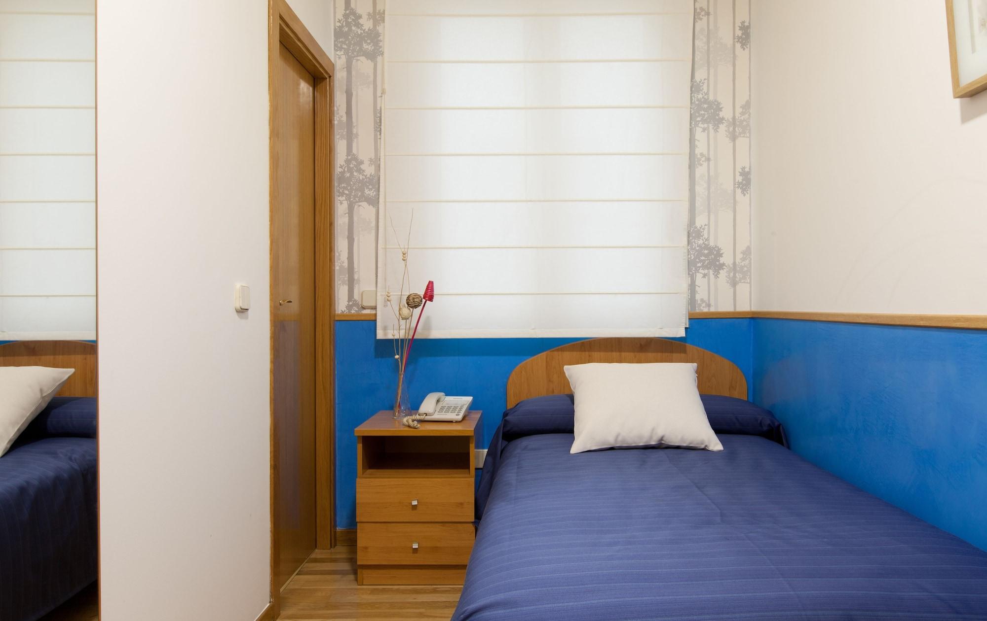 Hostal Montaloya Madrid Exterior photo